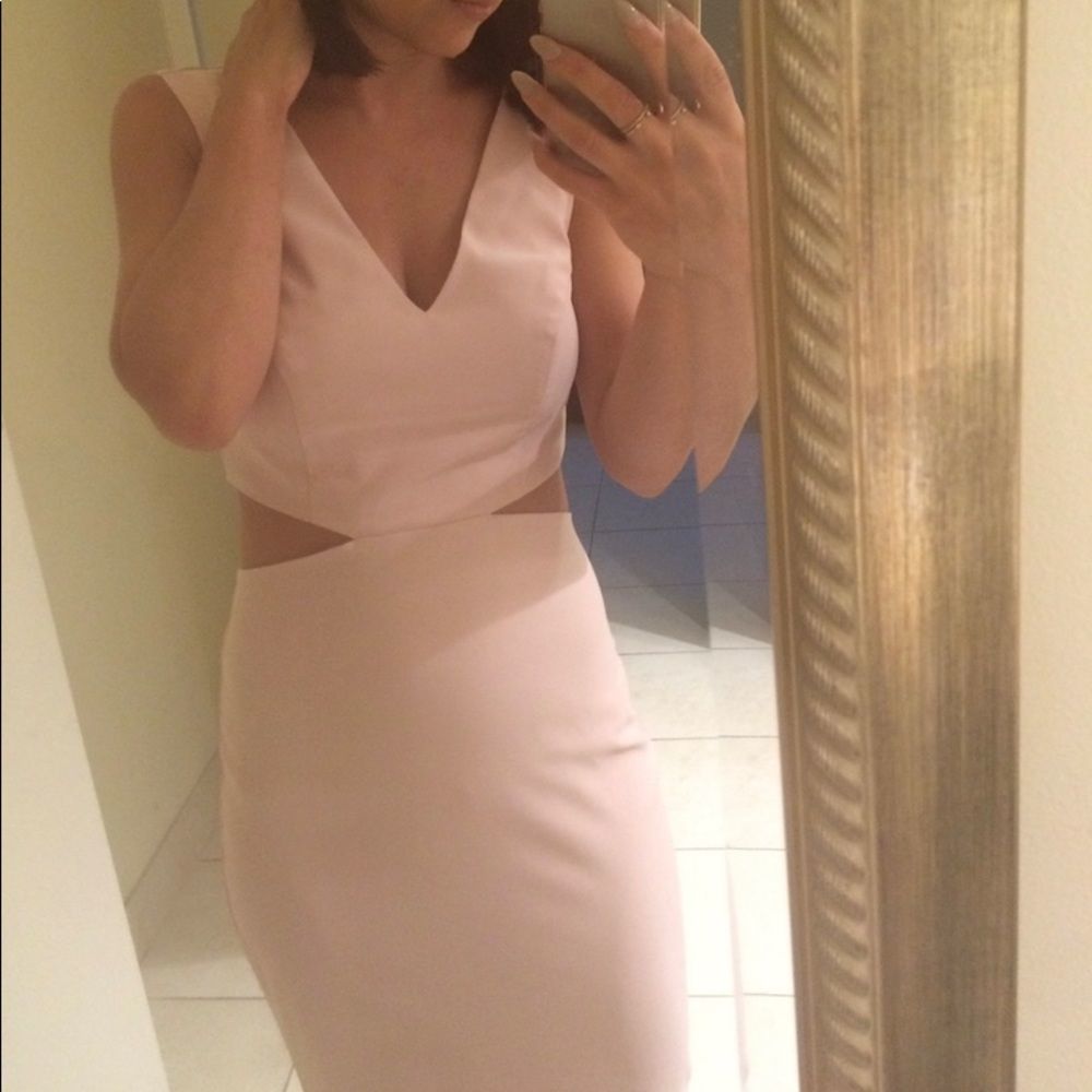 Perfect dress to attend a summer wedding or prom, great fabric, light pink